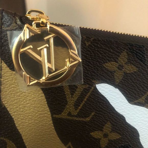 Louis Vuitton - Picture 10 of 16